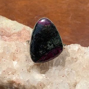 RUSSIAN EUDIALYTE 925 STERLING SILVER RING, SIZE 7.75